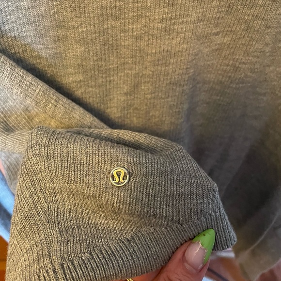 Lululemon Wrap with hood - Picture 3 of 5